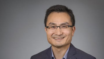 Porträtt på Yaowen Wu, professor i biokemi med inriktning mot syntetisk proteinkemi, vid Kemiska institutionen.
