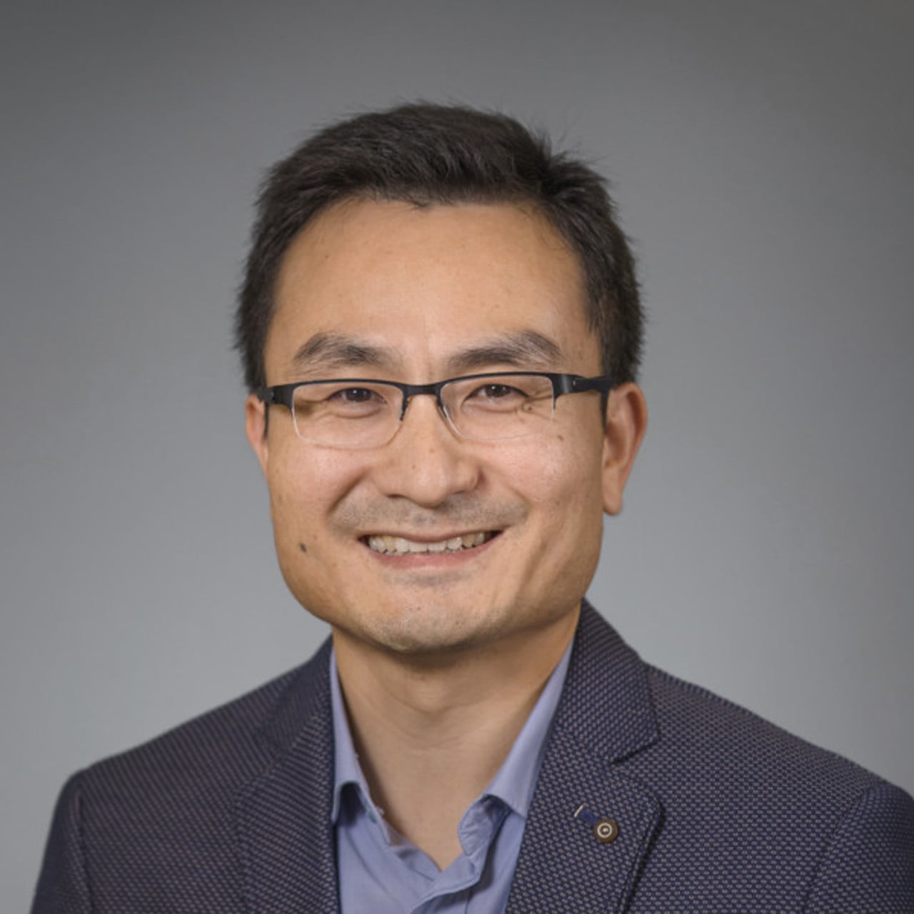 Porträtt på Yaowen Wu, professor i biokemi med inriktning mot syntetisk proteinkemi, vid Kemiska institutionen.