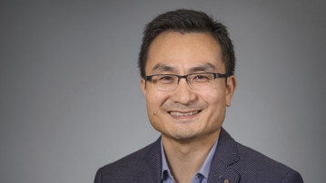 Porträtt på Yaowen Wu, professor i biokemi med inriktning mot syntetisk proteinkemi, vid Kemiska institutionen.