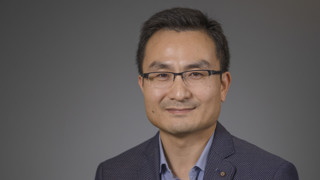 Porträtt på Yaowen Wu, professor i biokemi med inriktning mot syntetisk proteinkemi, vid Kemiska institutionen.